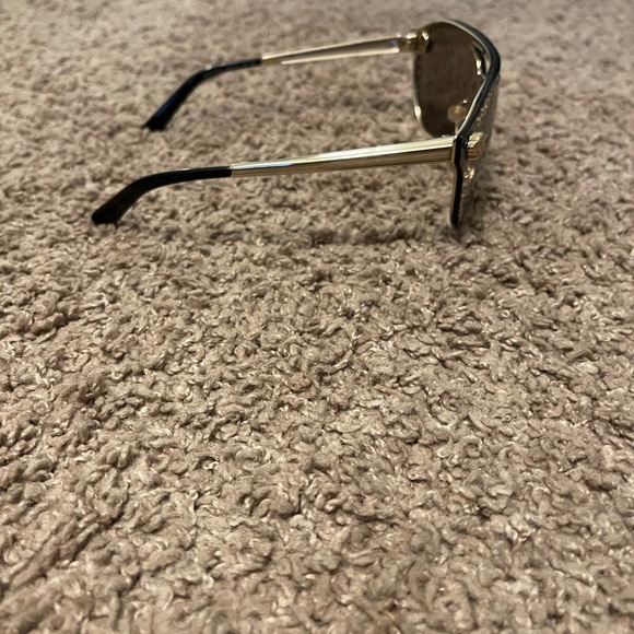 ♥️Like new Versace Sunnies♥️ - Picture 5 of 7